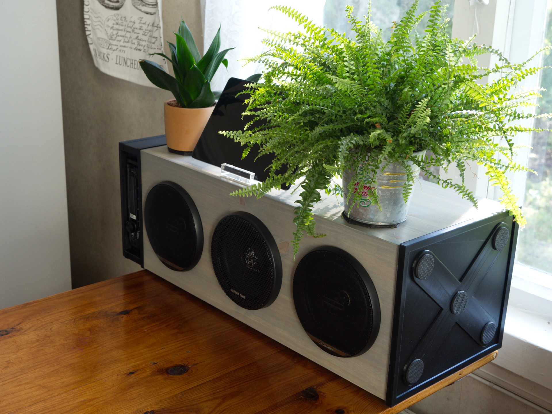 Boombox ja 3-tulostettu jalusta.