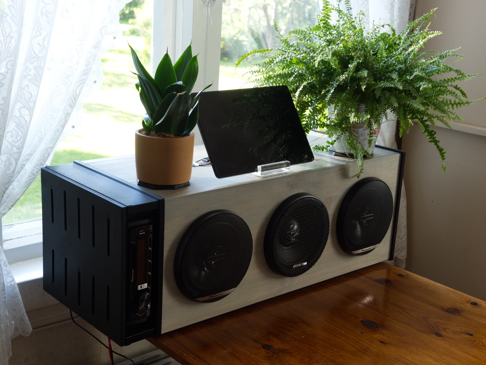 Boombox ja 3-tulostettu teline soittimelle.