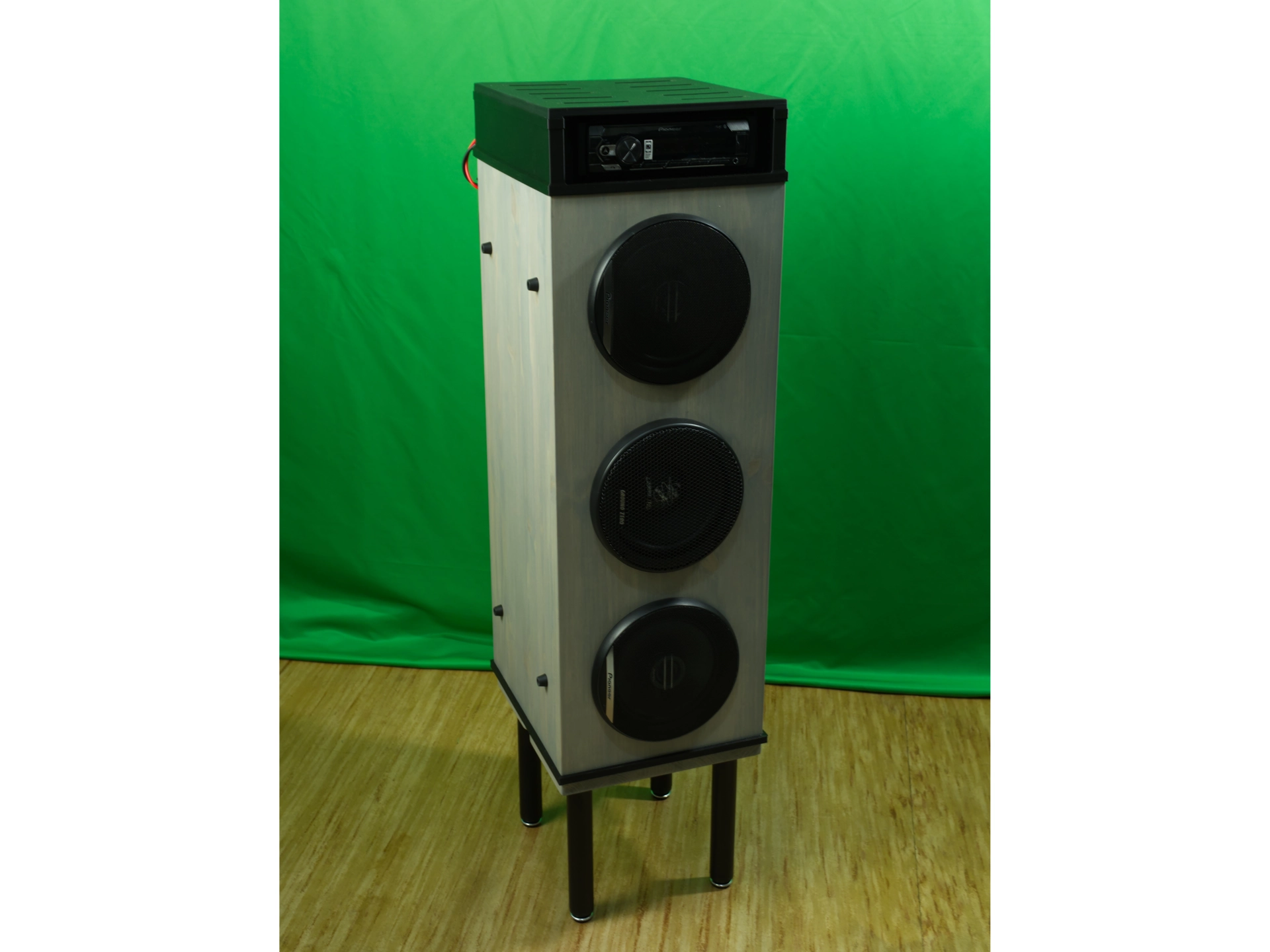 Boombox pystyssä jalustalla-vasemmalta.