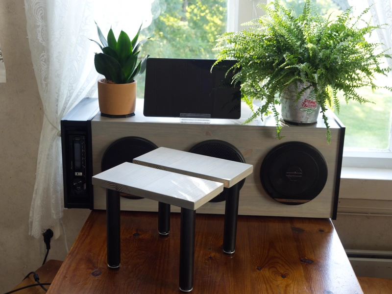 Boombox ja jalusta.