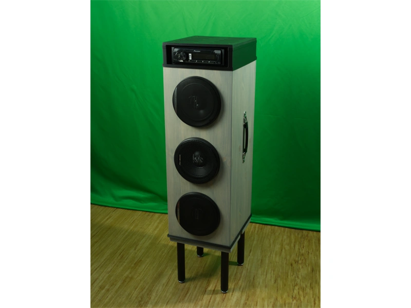 Boombox pystyssä jalustalla-oikealta.