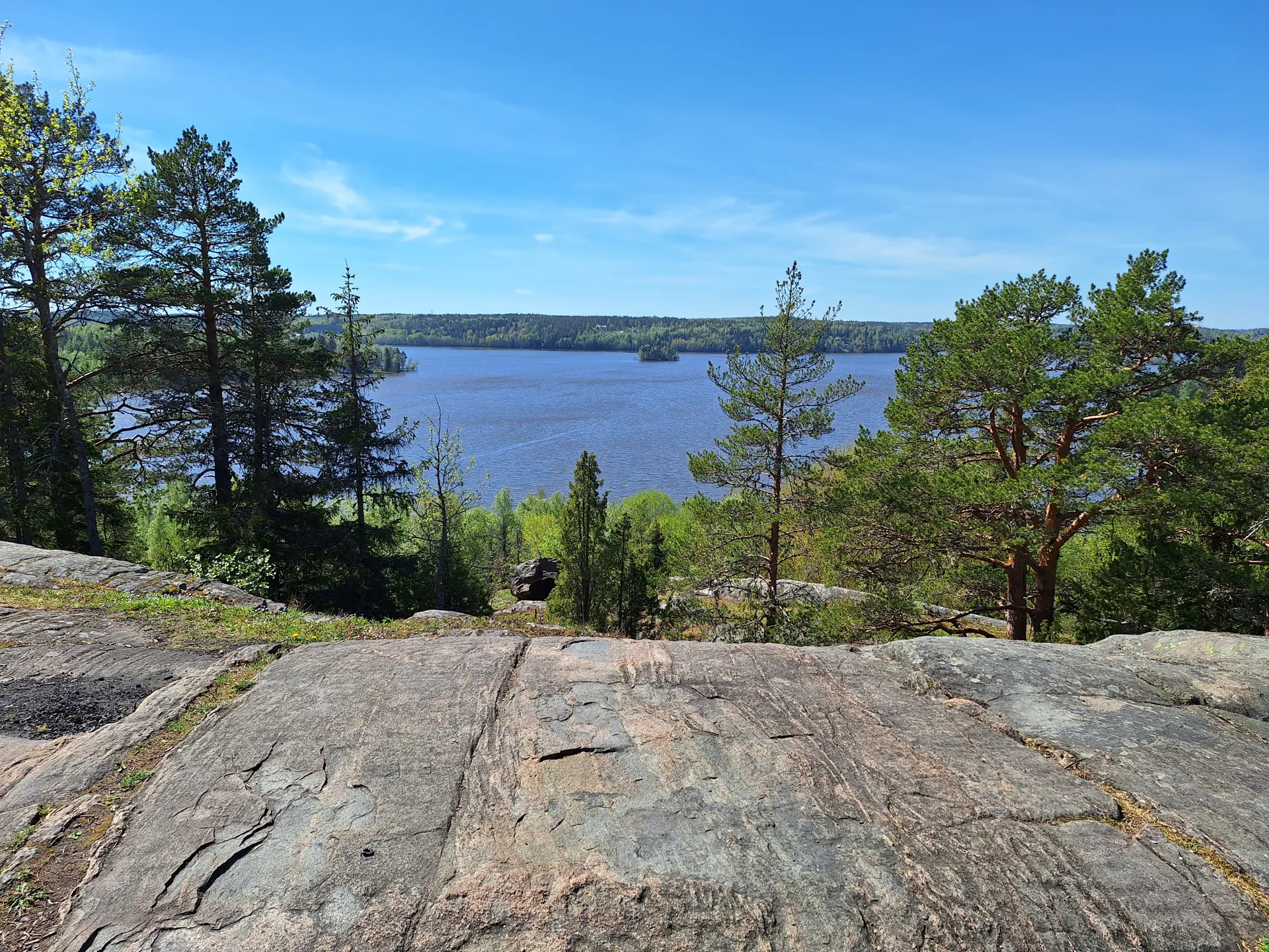 Maisemakuva Kokkokallion näköalapaikalta, näkymä Hiidenvedelle ja ympäröivään luontoon.